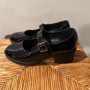 Girl’s Black Patent Leather Mary Jane Shoes Size 4